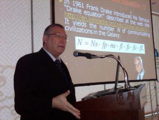 Claudio Maccone erläutert die Drake-Formel. (SETI League)