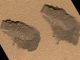 Grabungsspuren des Rovers an der Rocknest-Verwehung. Die Sandkörnchen sind von feinem Staub ummantelt, was der Oberfläche der Verwehung eine leicht bräunlich-rote Farbe verleiht. (NASA / JPL-Caltech / MSSS)