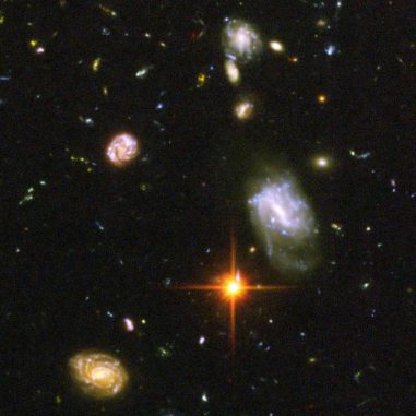 Ein kleiner Ausschnitt des Hubble Ultra Deep Field. Man erkennt zahlreiche Galaxien unterschiedlichster Formen und Ausrichtungen. (NASA, ESA, and S. Beckwith (STScI) and the HUDF Team) Ein kleiner Ausschnitt des Hubble Ultra Deep Field. Man erkennt zahlreiche Galaxien unterschiedlichster Formen und Ausrichtungen. (NASA, ESA, and S. Beckwith (STScI) and the HUDF Team)