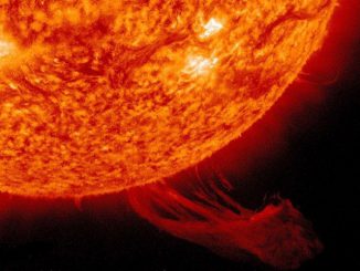 Eine Protuberanz eruptiert in die Atmosphäre der Sonne. (Image courtesy of NASA)