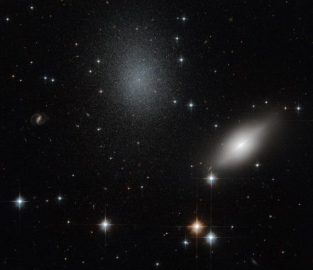 Die Galaxien NGC 5011B (rechts) und NGC 5011C (Mitte), aufgenommen vom Weltraumteleskop Hubble. (ESA / Hubble & NASA) Die Galaxien NGC 5011B (rechts) und NGC 5011C (Mitte), aufgenommen vom Weltraumteleskop Hubble. (ESA / Hubble & NASA)