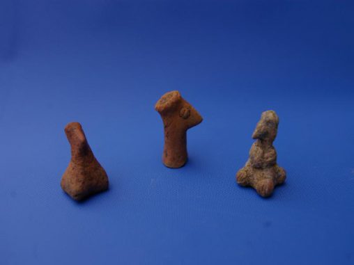 Drei Tonfiguren aus Koutroulou Magoula. (University of Southampton)