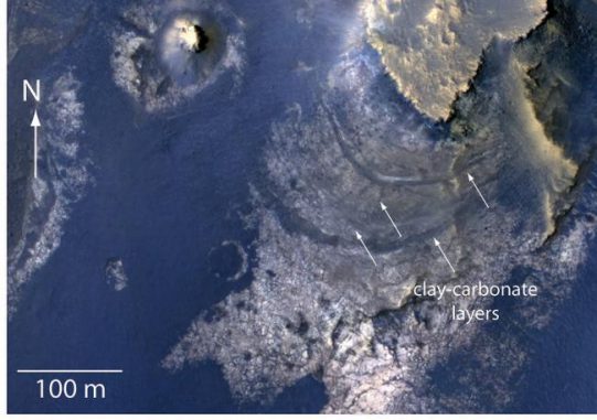 Schichten mit karbonathaltigen Gesteinen innerhalb des McLaughlin-Kraters auf dem Mars. (NASA / JPL-Caltech / Univ. of Arizona)