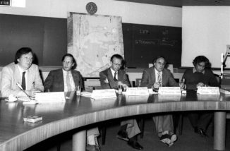 Am 25. Januar 1983 gab CERN die Entdeckung des W-Bosons bekannt. Von links nach rechts: Carlo Rubbia, Simon van der Meer, Herwig Schopper, Erwin Gabathuler, Pierre Darriulat. (CERN)