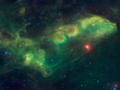 Gas- und Staubwolken in der Umgebung des auffälligen Sternsystems Jabbah (rechts), aufgenommen vom Weltraumteleskop WISE. (NASA / JPL-Caltech / UCLA)