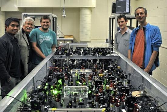 Vincent Daria, Hans Bachor, Jiri Janousek, Michael Taylor und Joachim Knittel experimentieren mit dem Quanten-Mikroskop, das an der Australian National University entwickelt wurde. (ANU) Vincent Daria, Hans Bachor, Jiri Janousek, Michael Taylor und Joachim Knittel experimentieren mit dem Quanten-Mikroskop, das an der Australian National University entwickelt wurde. (ANU)