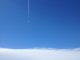 Ein weißer Ballon der BARREL-Mission schwebt in den antarktischen Himmel. Die Gebäude im Hintergrund gehören zur neuen Forschungsstation Halley VI, die in der Wintersaison 2012/2013 erstmals voll einsatzfähig ist. (NASA / R. Millan)