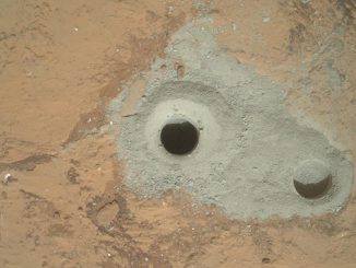 In der Bildmitte sieht man das Loch der ersten Bohrung bis auf die volle Tiefe. Ihr gingen einige Vorbereitungen voraus, darunter auch eine weniger tiefe Probebohrung, die rechts zu sehen ist. (NASA / JPL-Caltech / MSSS)