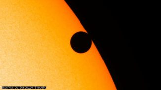 Der Venus-Transit am 5. Juni 2012, aufgenommen vom Solar Dynamics Observatory (SDO). Die Aufnahme zeigt die Venus kurz vor dem Verlassen der Sonnenscheibe. (NASA / SDO / HMI)