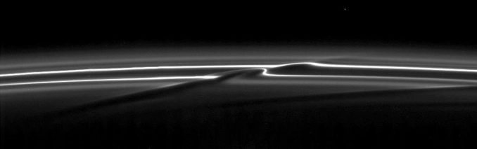 Sogenannte Streamer-Channels in Saturns F-Ring, aufgenommen von der Raumsonde Cassini. (NASA / JPL / Space Science Institute) Sogenannte Streamer-Channels in Saturns F-Ring, aufgenommen von der Raumsonde Cassini. (NASA / JPL / Space Science Institute)