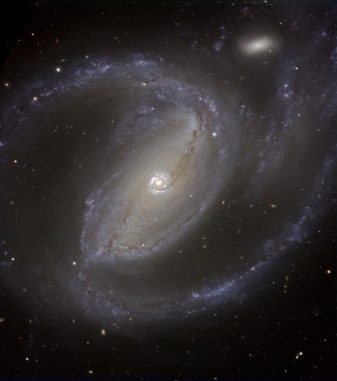 Die Balkenspiralgalaxie NGC 1097, aufgenommen vom Very Large Telescope der Europäischen Südsternwarte. (ESO) Die Balkenspiralgalaxie NGC 1097, aufgenommen vom Very Large Telescope der Europäischen Südsternwarte. (ESO)