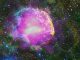 Der Supernova-Überrest IC 443. Fermis Gamma-Beobachtungen sind in magenta dargestellt. Optische Wellenlängen sind gelb. Blaue, cyane, grüne und rote Farbtöne kennzeichnen Infrarotdaten des WISE-Teleskops. (NASA / DOE / Fermi LAT Collaboration, NOAO / AURA / NSF, JPL-Caltech / UCLA)