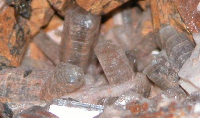 Apatit, eine Form von Calciumphosphat und Hauptbestandteil von Knochen. (Eindhoven University of Technology / Wouter Habraken) Apatit, eine Form von Calciumphosphat und Hauptbestandteil von Knochen. (Eindhoven University of Technology / Wouter Habraken)