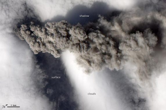 Die Aschewolke des Eyjafjallajökull am 18. Mai 2010. (NASA Earth Observatory image created by Jesse Allen and Robert Simmon, using EO-1 ALI data provided courtesy of the NASA EO-1 team. Caption by Rebecca Lindsey)
