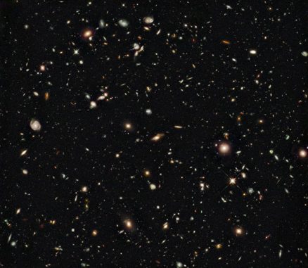 Hubble-Aufnahme eines fernen Galaxienfeldes. (NASA, ESA, G. Illingworth (UCO / Lick & UCSC), R. Bouwens (UCO / Lick & Leiden U.), and the HUDF09 Team)
