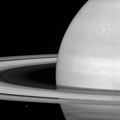 Saturn mit seinem Ringsystem und seinem kleinen Eismond Mimas. (NASA / JPL-Caltech / Space Science Institute)