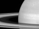 Saturn mit seinem Ringsystem und seinem kleinen Eismond Mimas. (NASA / JPL-Caltech / Space Science Institute)