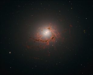 Die Galaxie NGC 4696 mit ihren Gas- und Staubfilamenten. (NASA, ESA / Hubble, A. Fabian)