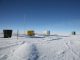 Ausrüstungsgegenstände am Dome A in Antarktika. Dome A liegt so hoch wie der Mauna Kea, ist aber zehnmal trockener und wäre ein idealer Standort für Beobachtungen im Terahertzbereich. (Xue-Fei Gong / Purple Mountain Observatory)