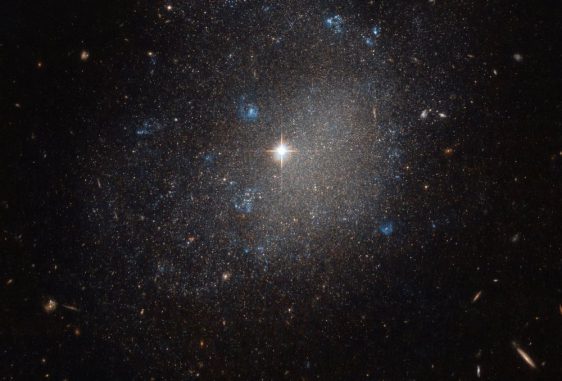 NGC 4707, aufgenommen vom Weltraumteleskop Hubble. (ESA / Hubble & NASA)