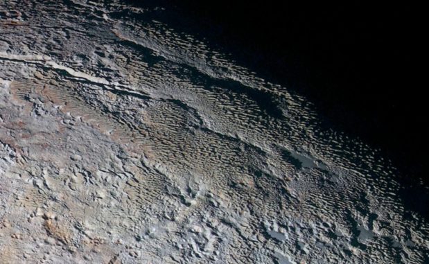 Das scharfkantige Terrain in Plutos Region mit dem inoffiziellen Namen Tartarus Dorsa, aufgenommen von der NASA-Raumsonde New Horizons im Juli 2015. (Credits: NASA / JHUAPL / SwRI)