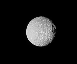 Mimas und sein Einschlagkrater Herschel, aufgenommen von der Raumsonde Cassini. (Credit: NASA / JPL-Caltech / Space Science Institute)