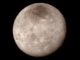 Charon, der größte Mond Plutos, kann die Erosion der Pluto-Atmosphäre deutlich reduzieren. (Credit: NASA / JHUAPL / SwRI)