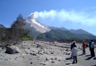 Indonesische Offizielle und Mitglieder des VDAP beobachten einen kleinen Kollaps am Gipfel des Vulkans Merapi. Das Bild wurde nach der Eruption im Jahr 2006 aufgenommen. (Credit: The Indonesian Center for Volcanology and Geologic Hazard Mitigation)