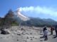 Indonesische Offizielle und Mitglieder des VDAP beobachten einen kleinen Kollaps am Gipfel des Vulkans Merapi. Das Bild wurde nach der Eruption im Jahr 2006 aufgenommen. (Credit: The Indonesian Center for Volcanology and Geologic Hazard Mitigation)