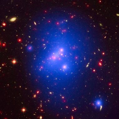 Der ferne, massereiche Galaxienhaufen IDCS J1426.5+3508 auf Basis von Daten der Weltraumteleskope Chandra (Röntgenstrahlung, blau), Hubble (sichtbares Licht, grün) und Spitzer (Infrarotstrahlung, rot). (Credit: X-ray: NASA / CXC / University of Missouri-Kansas City / M.Brodwin et al; Optical: NASA / STScI; Infrared: JPL / CalTech) Der ferne, massereiche Galaxienhaufen IDCS J1426.5+3508 auf Basis von Daten der Weltraumteleskope Chandra (Röntgenstrahlung, blau), Hubble (sichtbares Licht, grün) und Spitzer (Infrarotstrahlung, rot). (Credit: X-ray: NASA / CXC / University of Missouri-Kansas City / M.Brodwin et al; Optical: NASA / STScI; Infrared: JPL / CalTech)