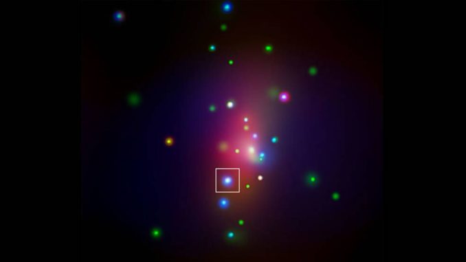 Chandra-Aufnahme der Spiralgalaxie NGC 7331. Rote, grüne und blaue Farben markieren Röntgenstrahlung von geringer, mittlerer beziehungsweise hoher Energie. Die Box kennzeichnet die Position der Supernova SN 2014C. (Credit: NASA / CXC / CIERA / R.Margutti et al.)