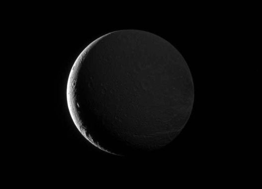 Dione, aufgenommen von der Raumsonde Cassini. (NASA / JPL-Caltech / Space Science Institute) Dione, aufgenommen von der Raumsonde Cassini. (NASA / JPL-Caltech / Space Science Institute)