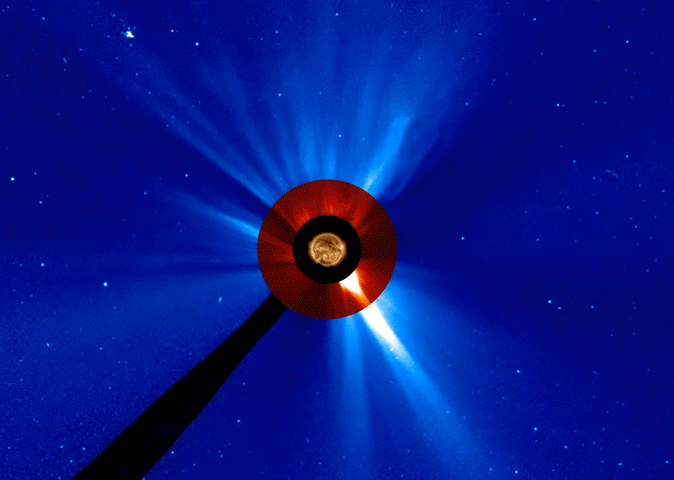 Kombinierte Bilder des Solar Dynamics Observatory (SDO, Mitte) und des Solar and Heliospheric Observatory (rot und blau) zeigen einen beeindruckenden koronalen Massenauswurf, der am 1. September 2014 die abgelegene Seite der Sonne verlässt. Diese Wolke erzeugte wahrscheinlich Teilchen, welche später die von Fermi registrierten Gammastrahlen produzierten. (Credits: NASA / SDO and NASA / ESA / SOHO)