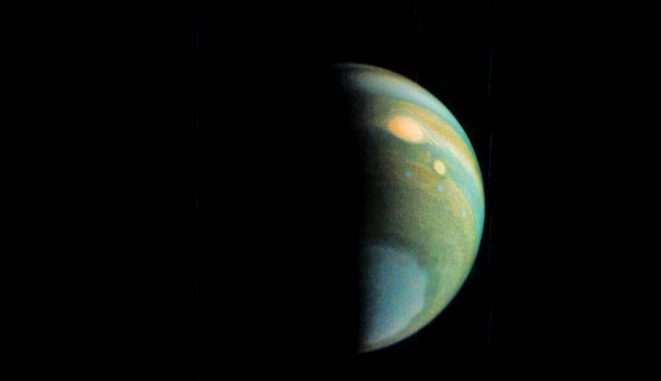 Dieses Falschfarbenbild von Jupiters polarem Dunstschleier erstellte der Bürgerwissenschaftler Gerald Eichstädt aus Daten der JunoCam. (Credits: NASA / JPL-Caltech / SwRI / MSSS / Gerald Eichstädt) Dieses Falschfarbenbild von Jupiters polarem Dunstschleier erstellte der Bürgerwissenschaftler Gerald Eichstädt aus Daten der JunoCam. (Credits: NASA / JPL-Caltech / SwRI / MSSS / Gerald Eichstädt)