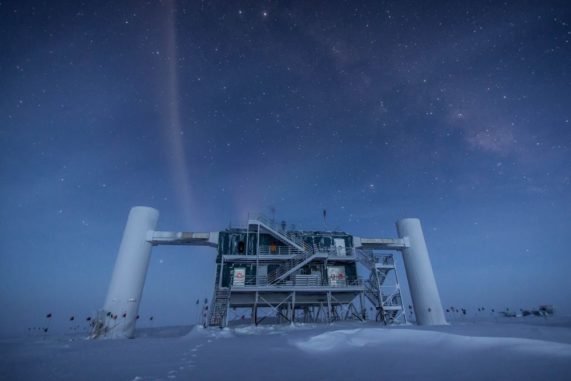 Das IceCube Neutrino Observatory am Südpol. (Credit: Courtesy of IceCube Neutrino Observatory) Das IceCube Neutrino Observatory am Südpol. (Credit: Courtesy of IceCube Neutrino Observatory)