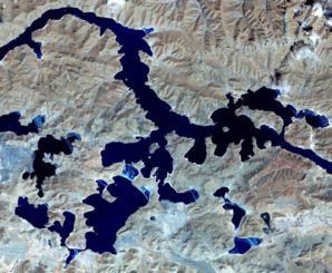 Terra-Aufnahme des Yamzhong Yumco Sees in Tibet. (NASA / METI / AIST / Japan Space Systems, and U.S. / Japan ASTER Science Team)
