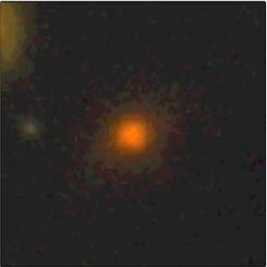 Eine extrem massereiche elliptische Galaxie in einer Zeitepoche rund drei Milliarden Jahre nach dem Urknall. Das Bild basiert auf Beobachtungen sichtbarer und nahinfraroter Wellenlängen. (NASA / Hubble)