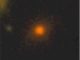 Eine extrem massereiche elliptische Galaxie in einer Zeitepoche rund drei Milliarden Jahre nach dem Urknall. Das Bild basiert auf Beobachtungen sichtbarer und nahinfraroter Wellenlängen. (NASA / Hubble)