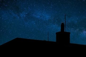 Physiker haben das Licht ferner Sterne genutzt, um einen Zugang zum Schlupfloch der freien Wahl zu bekommen. (Credits: Christine Daniloff / MIT)