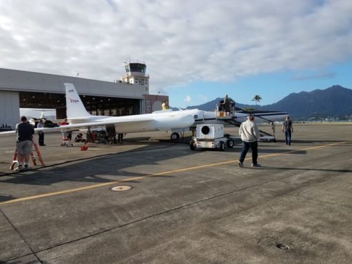 Die ER-2 wird auf der Marine Corps Base Hawaii für einen Flug vorbereitet. (Credits: NASA)