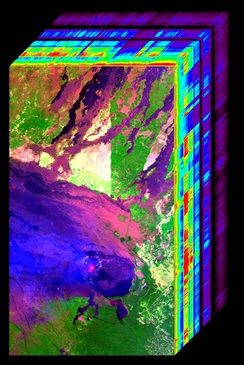 Spektroskopiedaten des Kilauea vom Airborne Visible/Infrared Imaging Spektrometer. Der Lavasee (orange) und die Aschewolke (hellblau) sind unterhalb der Bildmitte erkennbar. (Credits: NASA / JPL-Caltech)