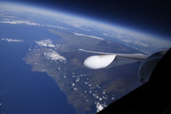 Die Insel Hawaii aus dem Fenster des NASA-Flugzeugs ER-2. (Credits: NASA)