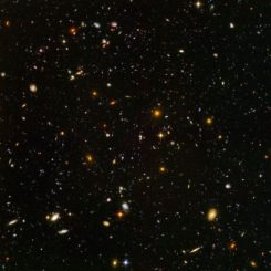 Das Hubble Ultra Deep Field zeigt tausende weit entfernte Galaxien. (NASA, ESA, and S. Beckwith (STScI) and the HUDF Team)