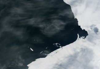 Ein Riss im Pine-Island-Gletscher in der Antarktis, aufgenommen von Landsat 8. (Credit: NASA Earth Observatory image by Jesse Allen, using Landsat data from the U.S. Geological Survey and MODIS data from the Level 1 and Atmospheres Active Distribution System (LAADS))