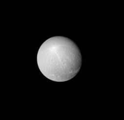 Dione mit dem Strahlenkrater Creusa, aufgenommen von der NASA-Raumsonde Cassini. (NASA / JPL-Caltech / Space Science Institute)