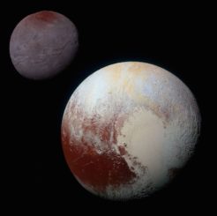 Komposit aus verbesserten Farbfotos von Pluto (unten rechts) und Charon (oben links), aufgenommen von der Raumsonde New Horizons am 14. Juli 2015. Die Bilder heben die Vielfalt an Oberflächenstrukturen auf den kleinen Welten hervor. (Credits: NASA / JHUAPL / SwRI)
