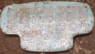 Auf dem neu entdeckten Anhänger sind 30 Hieroglyphen eingraviert. (Credit: Geoffrey Braswell / UC San Diego)