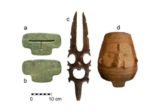 Drei der entdeckten Maya-Artefakte. (Credit: Geoffrey Braswell / UC San Diego)