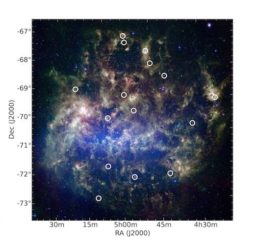 Die Große Magellansche Wolke, aufgenommen vom Weltraumteleskop Spitzer. Die Kreise markieren die Positionen von 15 Sternhaufen, in denen mehrere Sterngenerationen entdeckt wurden. (Credit: Karl Gordon and Margaret Meixner - Space Telescope Science Institute / AURA / NASA; Compilation by Bi-Qing For and Kenji Bekki (ICRAR / UWA))