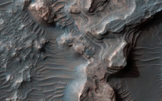 Schichtablagerungen in Uzboi Vallis. (NASA / JPL-Caltech / Univ. of Arizona)